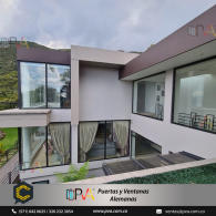 Vuelven lluvias y el frio a la ciudad, cuenta con Puertas y Ventanas Alemanas, ventanas con aislamiento termo – acústico.