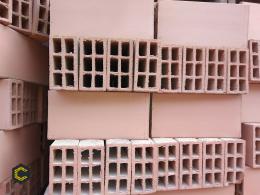 Ladrillos y tejas de barro para la construcción