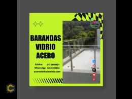 Baranda en vidrio con pasamanos en acero inoxidable