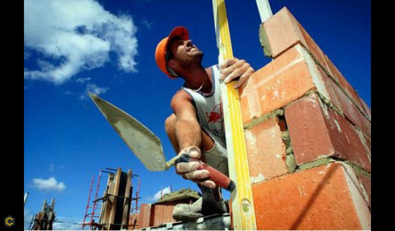 Se requieren 2 ayudantes de construcción con experiencia para obra.